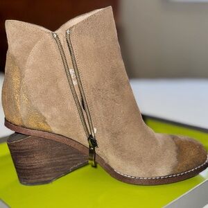 Anthropology Antelope Suede Taupe Round Gold Toe Wedge Heel Ankle Boot Sz 39